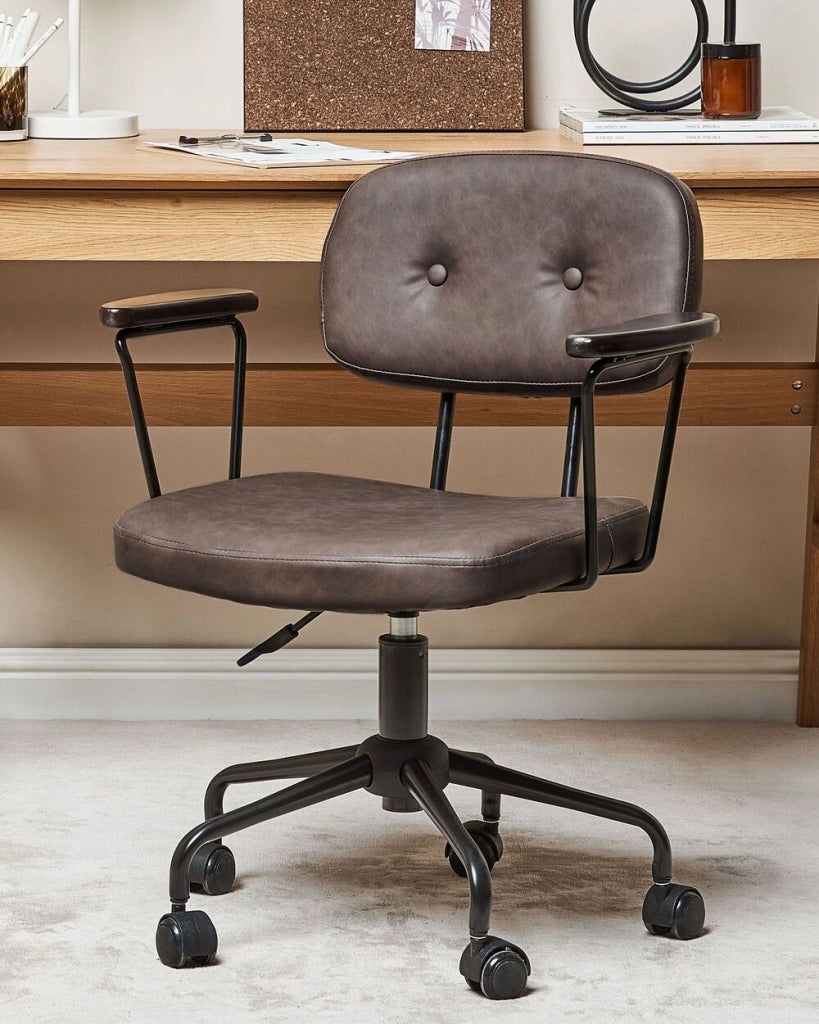 Sedia da ufficio in ecopelle marrone scuro girevole e regolabile stile moderno home office