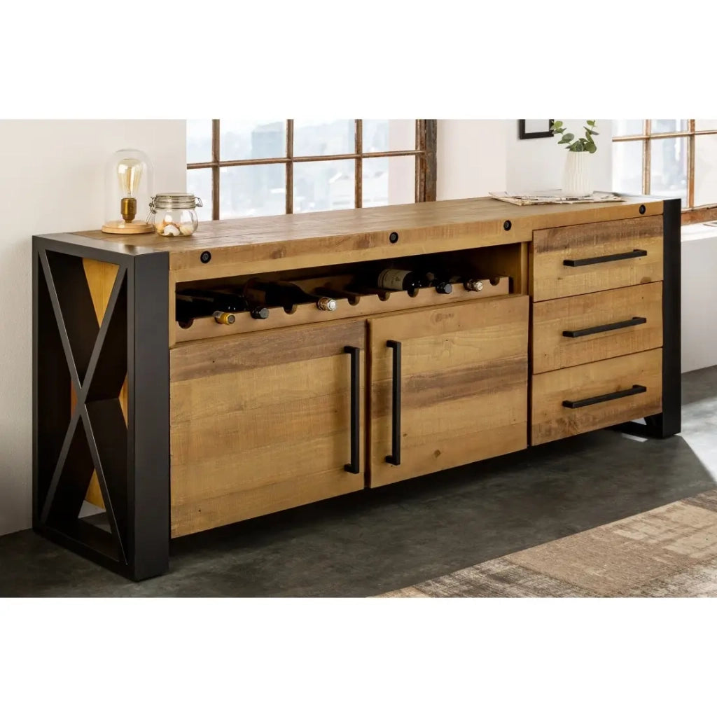 Buffet CAVARA 195 cm – Pino massiccio marrone vintage e metallo nero – 2 porte, 3 cassetti e portabottiglie