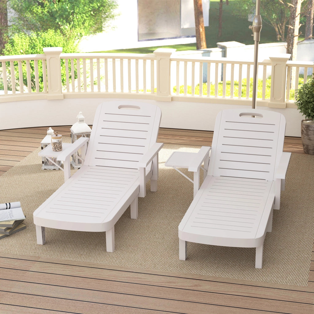 Set 2 Sdraio da Giardino Regolabili 79x158x88 cm con Tavolino e Braccioli in Polipropilene Bianco