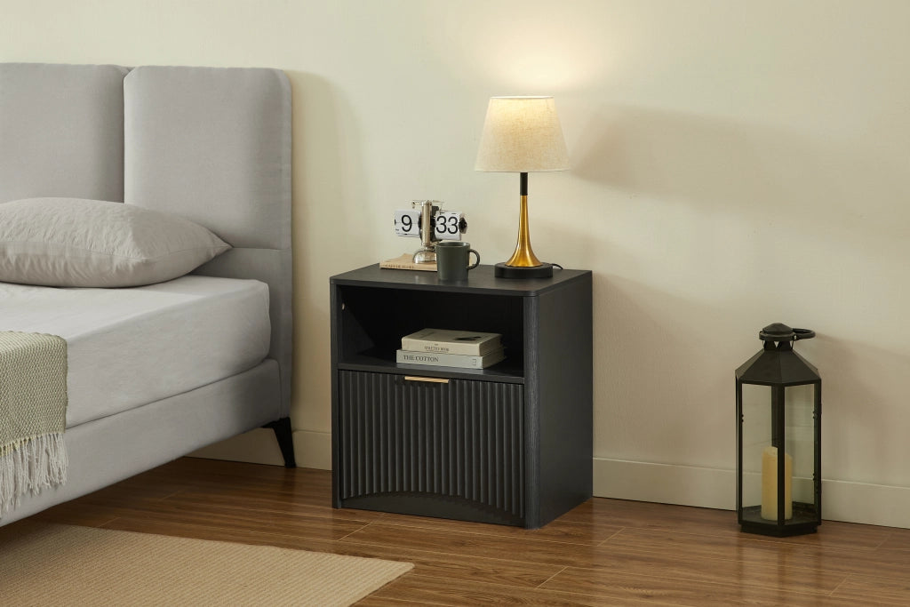 Comodino con design a scanalature, cassetto scorrevole e vano inferiore in truciolato nero 58 × 38 × 60 cm