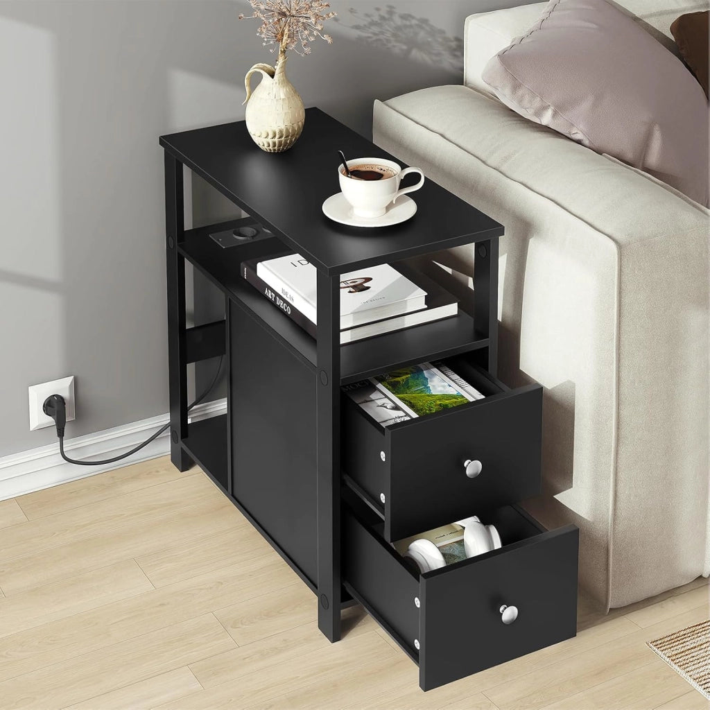Tavolino Stretto con Stazione di Ricarica per Divano, Comodino con 2 Cassetti 2 Ripiani 1 Scomparto, per Soggiorno, Camera da Letto, 60x60x30 cm, Nero