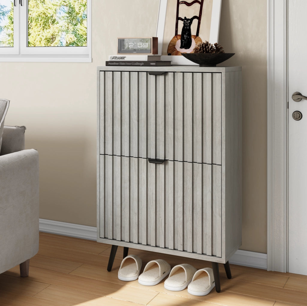 Mobile portascarpe con 2 ante ribaltabili; design scanalato in MDF e truciolare grigio