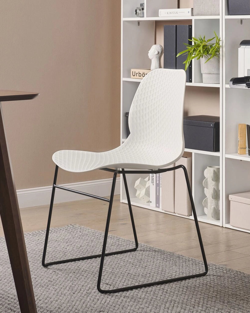 Set di 4 sedie da pranzo Bianco Impilabili in plastica Gambe in acciaio nero Sedia da conferenza Design scandinavo moderno contemporaneo Sedute per la sala da pranzo