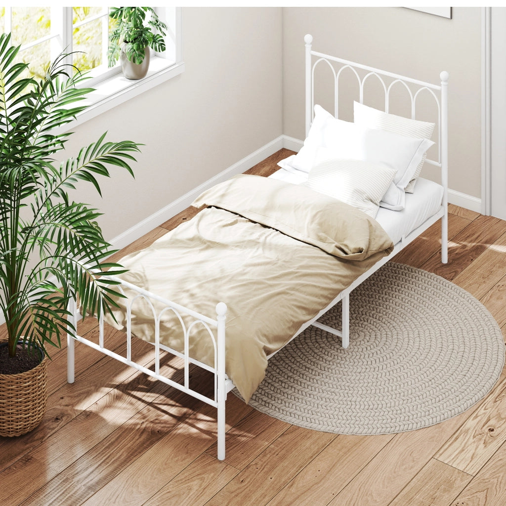 Letto singolo 90x200 cm in acciaio con rete a doghe e spazio sottoletto; bianco