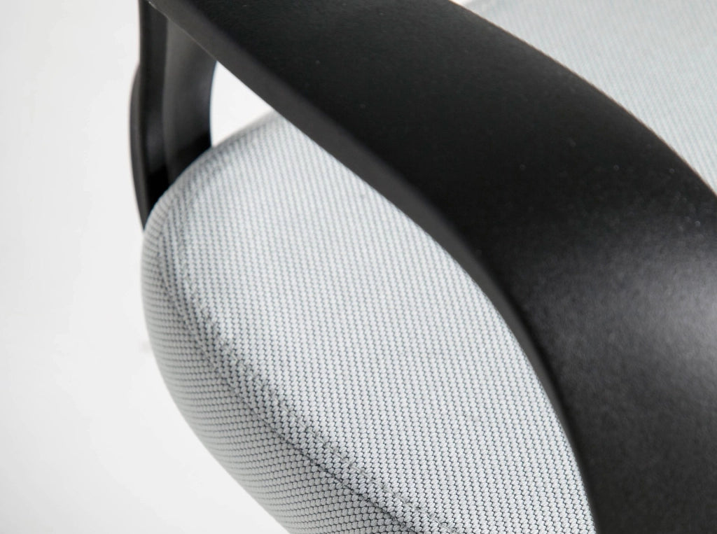Sedia girevole da ufficio in tessuto grigio chiaro e pvc nero