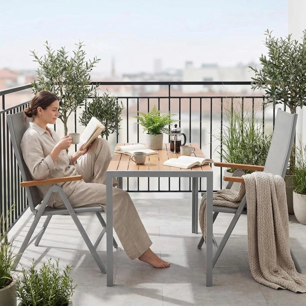 Set di 3 Mobili da Giardino in Alluminio, Tavolo Rettangolare 110x70cm+2 Sedie Pieghevoli Regolabili, Resistente alle Intemperie, Arredamento per Terrazza, Balcone, Marrone Teak+Grigio Chiaro