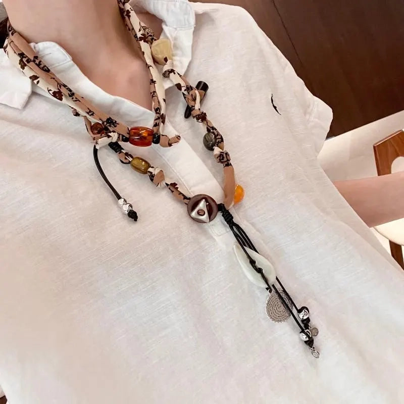 Collana con bottoni a conchiglia intrecciati: realizzata a mano in stile vintage