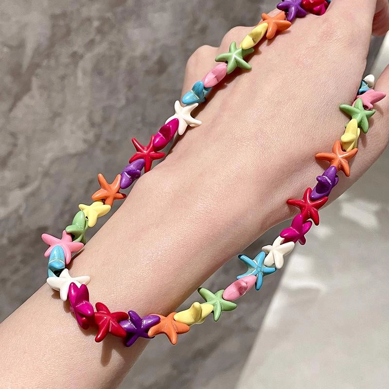 Collana estiva fatta a mano con stelle marine colorate e perline, regalo di Natale o compleanno.