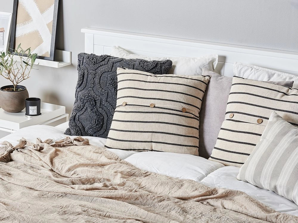 Set di 2 Cuscini decorativi beige e nero 43 x 43 cm Bottoni Rivestiti Quadrati Arredamento moderno