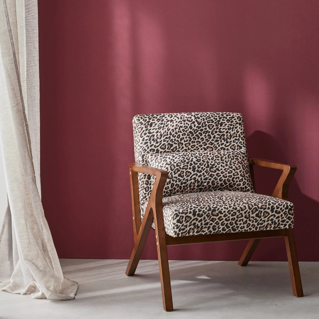 Poltrona scandinava in legno di hevea e stampa leopardo, leopardo