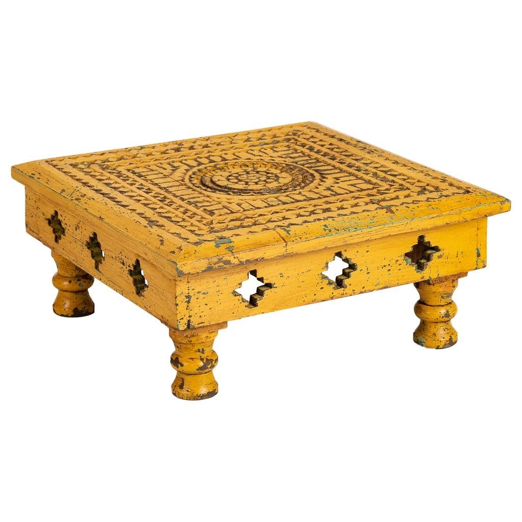 Tavolino in legno intagliato giallo 33x33x14h