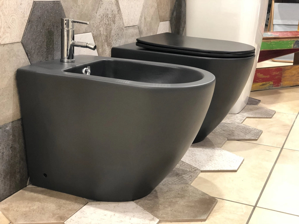 Set Sanitari a terra filo muro, linea tonda colore nero opaco coprivaso soft-close