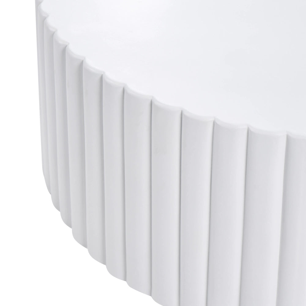Tavolino Accent, effetto bianco in fibra di vetro e MgO piano rotondo da 117 cm resistente ai raggi UV alla ruggine all'acqua e al vento