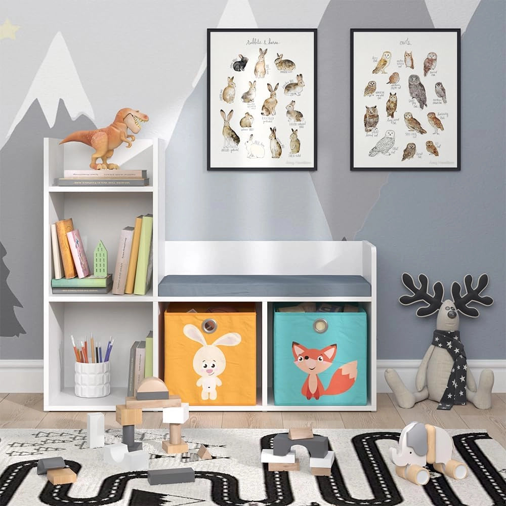 Scaffale per bambini Luigi, Bianco, 107.2 x 88.6 cm con 2 scatole pieghevoli opt.1, con seduta imbottita e quattro ripiani aperti