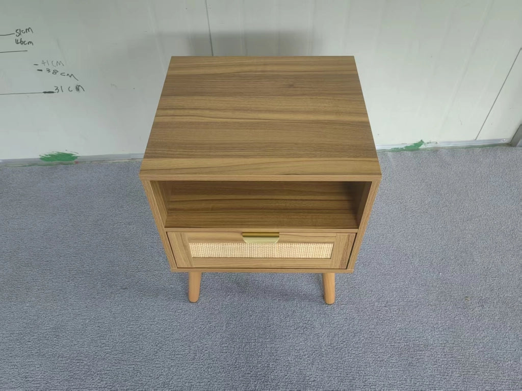 Comodino in rattan con 1 cassetto e vano aperto, stile boho, finitura noce, per camera da letto, 45 × 40 × 55 cm