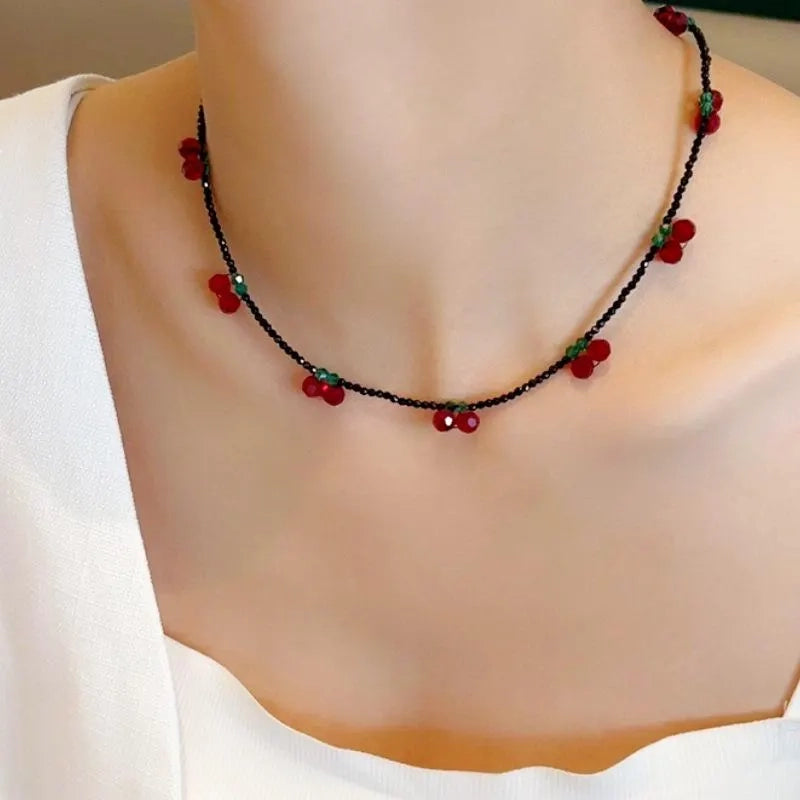 Collana con ciliegie e perline di cristallo nero fatte a mano, regalo di Natale o compleanno.