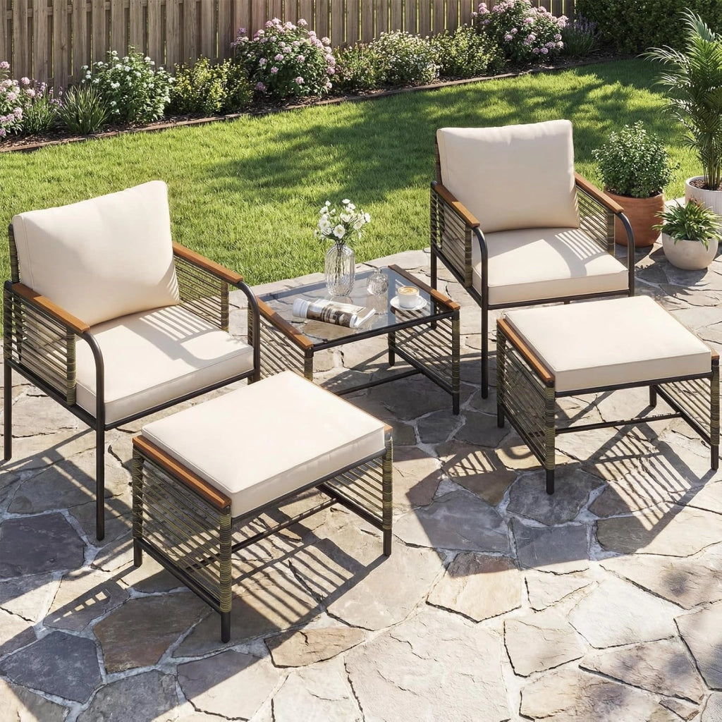 Set Salotto da Giardino Esterno 5 Pezzi con Cuscini, Mobili da Giardino in Rattan con 1 Tavolino in Vetro Temperato, 2 Sedie e 2 Ottomani, per Balcone, Terrazza, Patio (Beige)