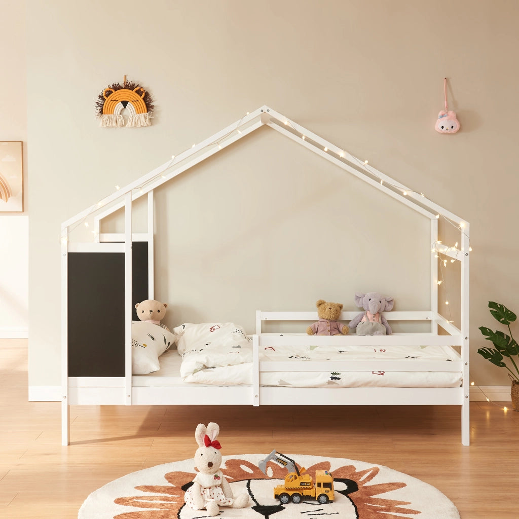 Letto a Casetta Lorenskog per Cameretta con Materasso 90 x 200 cm in Legno di Pino con Barriera Anticaduta - Bianco [en.casa]