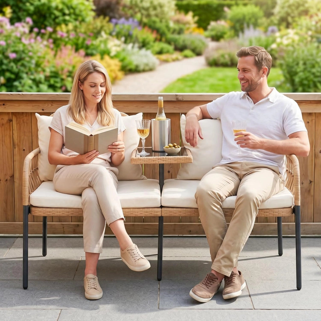 Divano da Giardino in Rattan PE, Panchina da Esterno con Tavolino Integrato in Vetro Temperato, Divanetto a 2 Posti, Cuscini Imbottiti, per Balcone, Terrazza e Cortile, Portata 150 kg