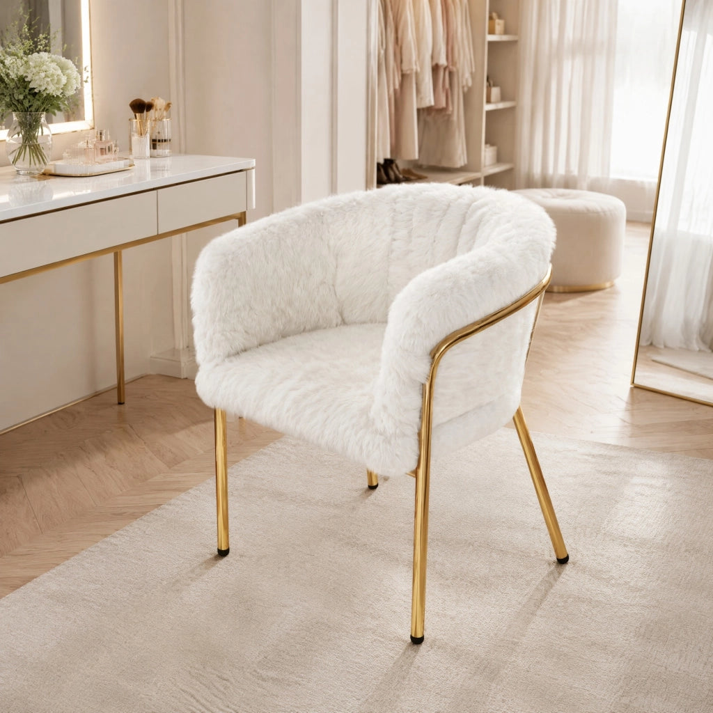 Sedia relax in stile leggero lusso, rivestimento in pelliccia sintetica bianca, struttura con gambe in metallo