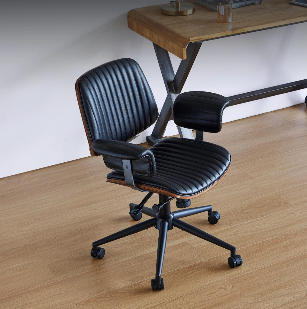 Sedia da ufficio in vera pelle nera; girevole a 360° con ruote e braccioli imbottiti