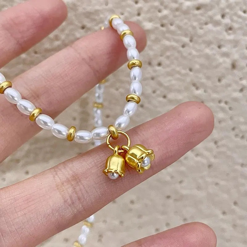Collana fatta a mano con orchidea dorata e perle, regalo di Natale o di compleanno.