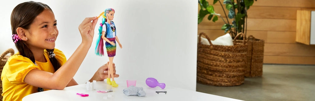 Barbie ​ - Capelli Multicolor con capelli con funzione cambia colore, include 16 accessori alla moda; 3+ Anni