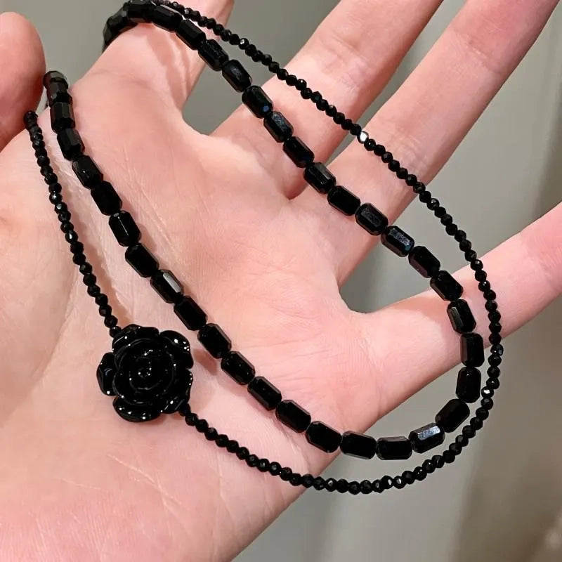 Collana fatta a mano con rosa nera, camelia e perline di cristallo, regalo di Natale o compleanno.