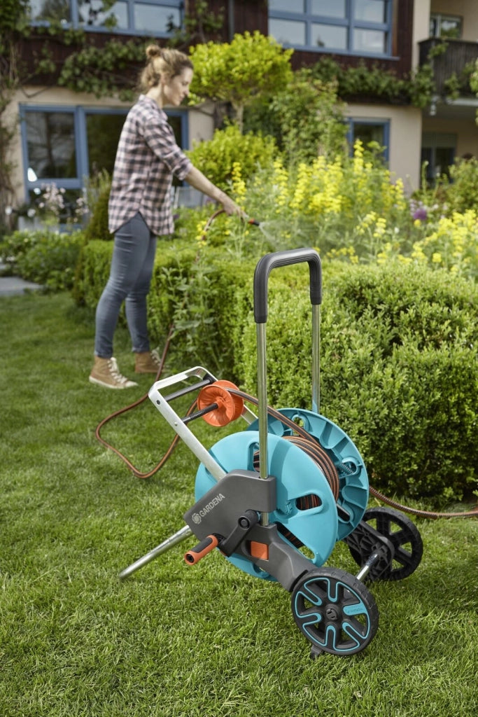 Gardena 18517-20 CleverRoll M Easy Carrello avvolgitubo manuale con tubo 20 m 13 mm (1-2 pollice) e accessori inclusi colore Nero Blu Acciaio inox