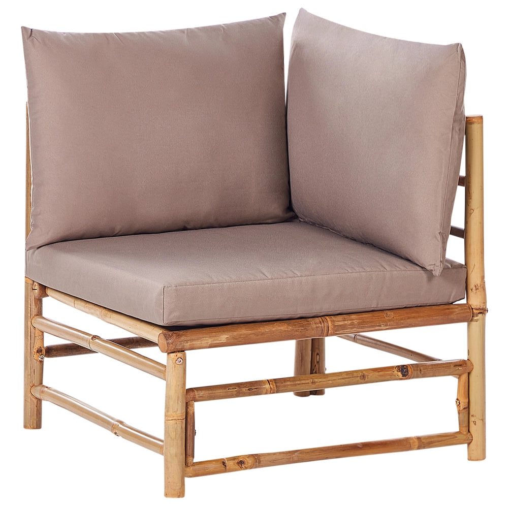 Set da giardino angolare composto da divano 2 posti 2 poltrone e tavolino in bambù naturale con cuscini tortora esterno stile elegante