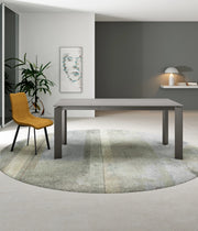 Tavolo da pranzo allungabile Frame - Top in ceramica marmo grigio opaco e struttura in metallo antracite, design moderno 120-170 cm