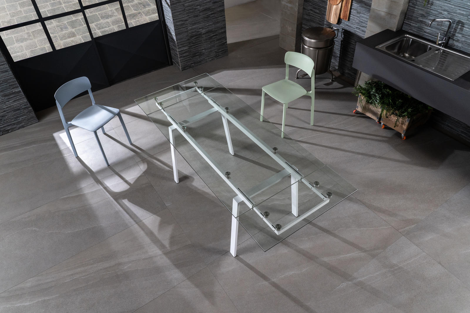 Set 2 Sedie 46x46xH91 cm in Similpelle e Metallo Myriam Grigio scuro