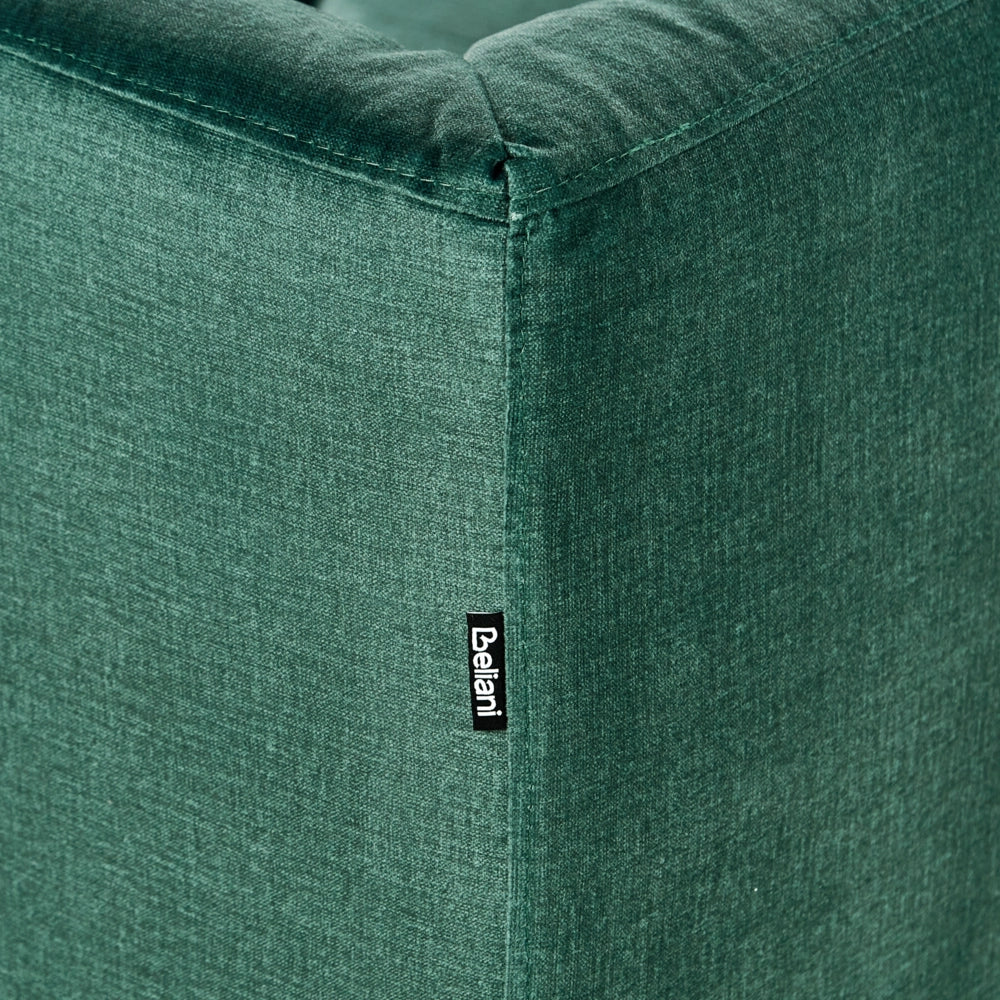 Divano a 3 posti con rivestimento in tessuto verde gambe in legno e schienale con bottoni