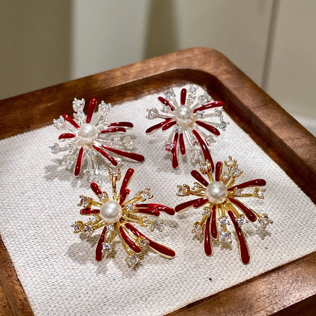 Orecchini a forma di fuoco d'artificio con smalto rosso scintillante, orecchini di alta gamma e unici con perle e zirconi