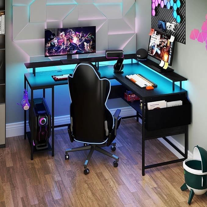 Scrivania da Gaming Angolare, Scrivania per Computer con Luci LED, Prese di Corrente, Supporto per Monitor, Gancio e Ripiani, Postazione di Lavoro ad Angolo