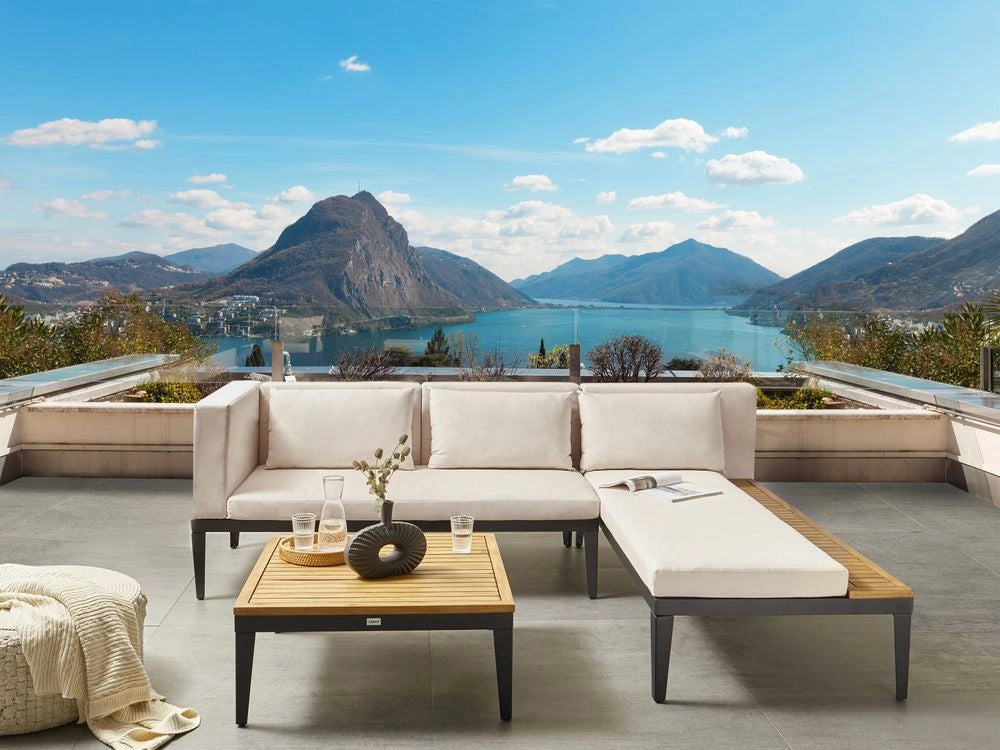 Set da giardino 3 posti in legno di acacia certificato con divano angolare tavolino e cuscini beige chiaro lato sinistro