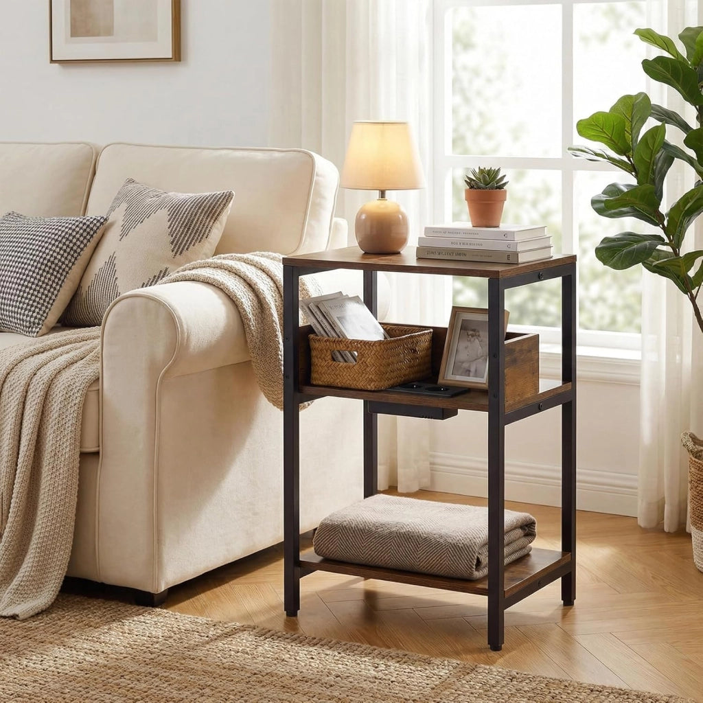 Tavolino Laterale a 3 Livelli con Stazione di Ricarica, Comodino con Presa Elettrica, Porte USB e Ripiani Aperti, Tavolino Stretto 40 x 30 x 61 cm, Tavolino da Salotto e Camera da Letto
