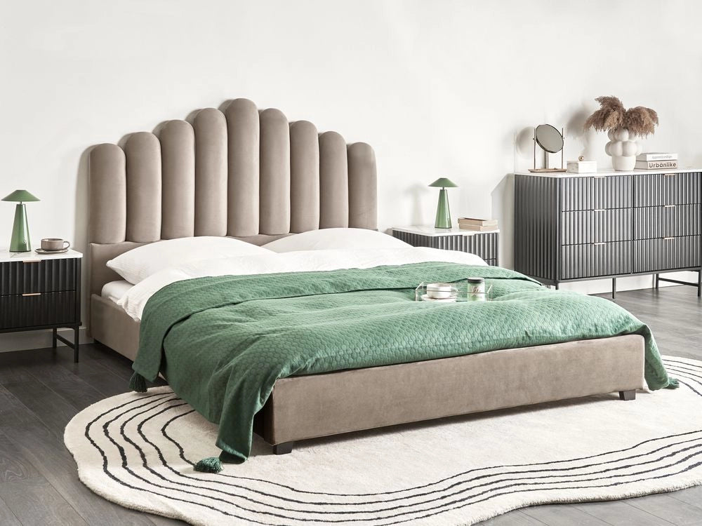 Letto matrimoniale ad acqua in velluto tortora 160 x 200 cm testata alta a conchiglia stile classico retrò