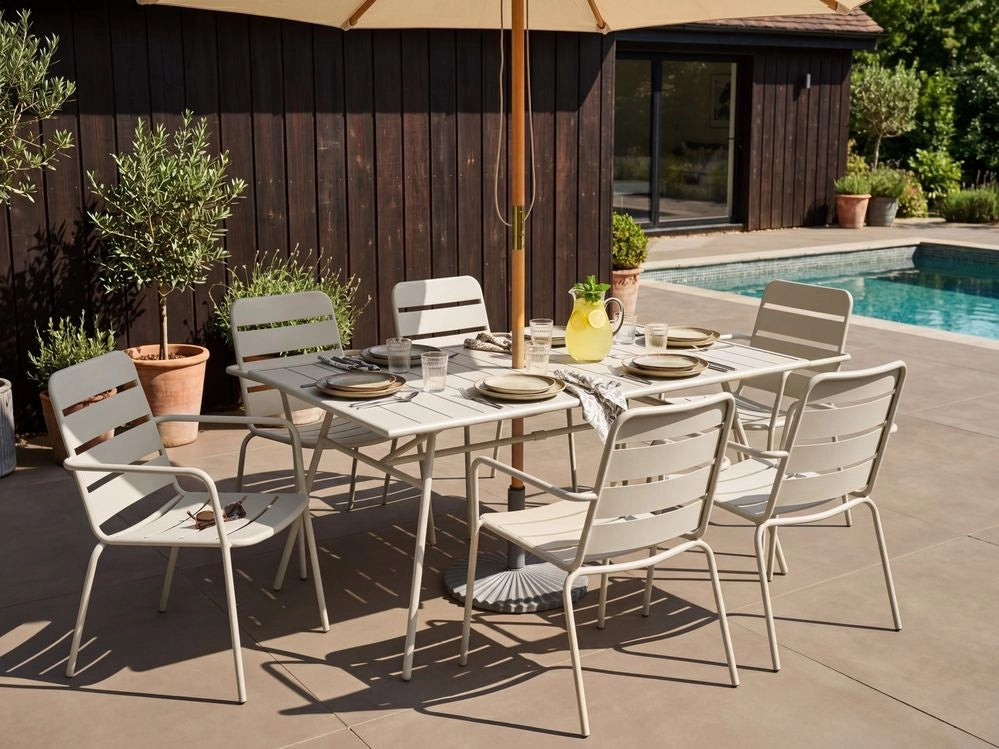 Set da pranzo da giardino per 6 persone con tavolo in ferro con foro centrale e sedie zincate e verniciate a polvere, colore beige