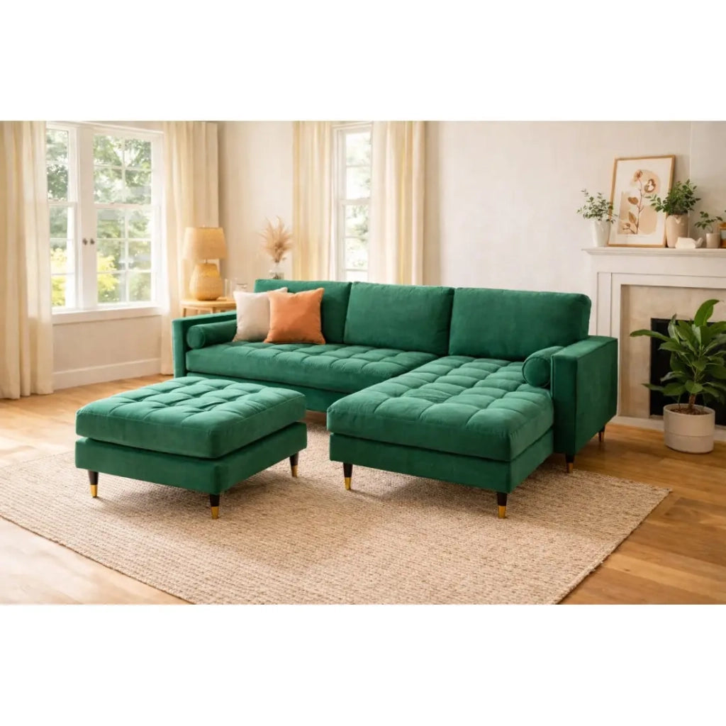 Divano ad angolo KOLIRI verde smeraldo con pouf – Divano design in velluto con struttura in legno massiccio