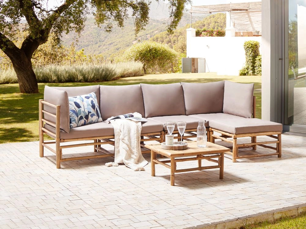 Set angolare da giardino modulare a 5 posti con divano e tavolino in bambù naturale e cuscini tortora esterno elegante