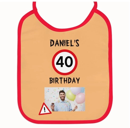 Slab Personalizzabile per Adulti con Disegno di Compleanno Divertente 

Specifica Tecnica: 
- Modello: 
- Materiale: 
- Dimensioni: 
- Colore: Bianco 
- Dettagli: Con Striscia di Tessuto al Collo e Bordo Rosso