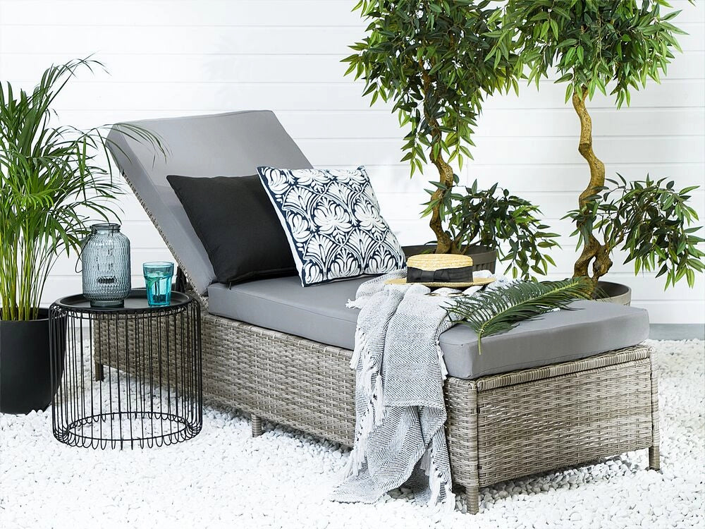 Lettino prendisole grigio finto rattan con cuscino poggiatesta regolabile