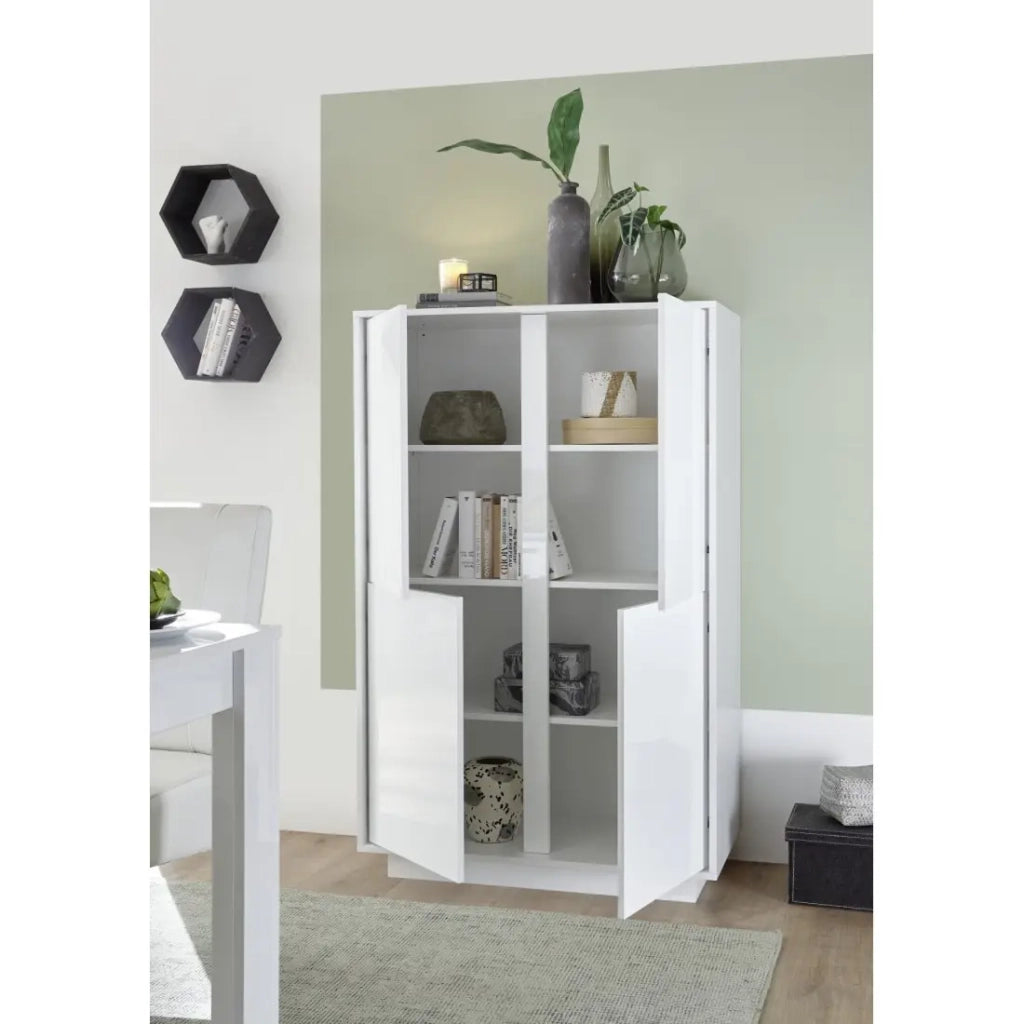 Credenza a 4 porte, collezione CREAM, colore bianco lucido, ideale per una sala da pranzo di design.