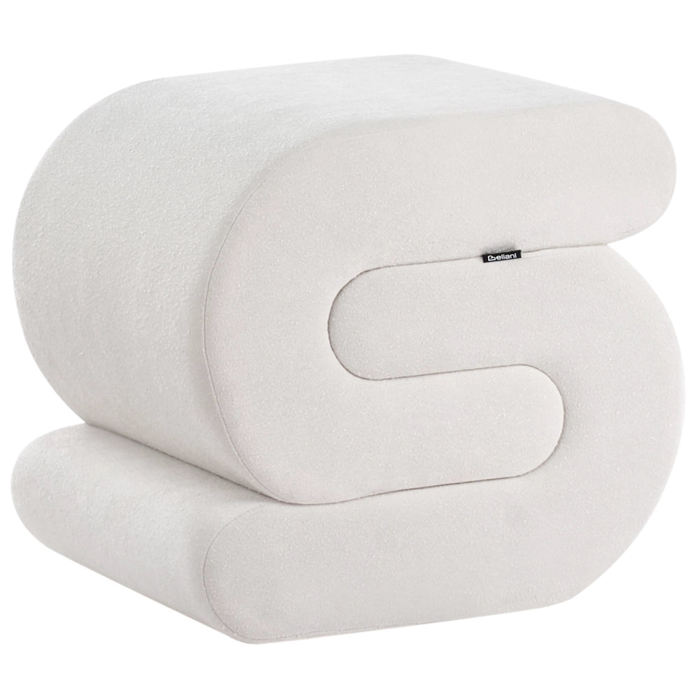 Pouf poggiapiedi imbottito a forma di S per il soggiorno in tessuto di ciniglia bianco sporco