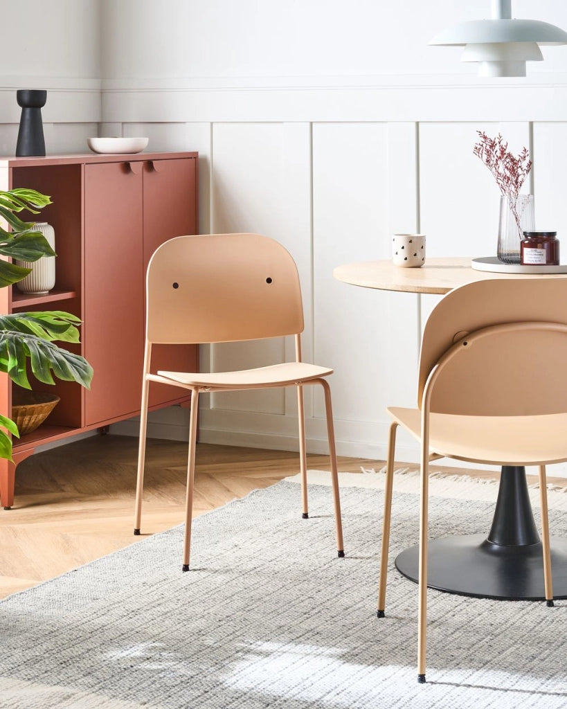 Set di 2 sedie da pranzo con seduta in materiale sintetico beige e struttura in metallo, in stile minimalista scandinavo, per la zona pranzo della cucina