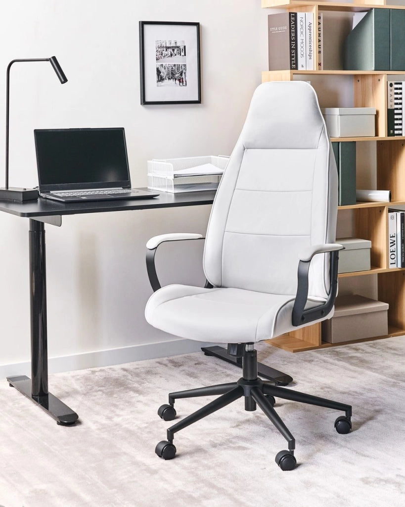 Sedia da ufficio in tessuto bianco sporco girevole e regolabile con braccioli stile moderno