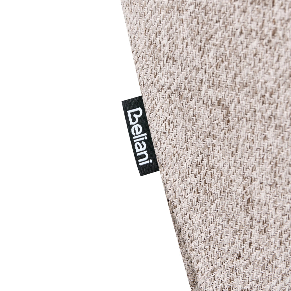Poltrona in tessuto beige con braccioli, trapuntatura decorativa e gambe in metallo nero angolo lettura moderno per il soggiorno