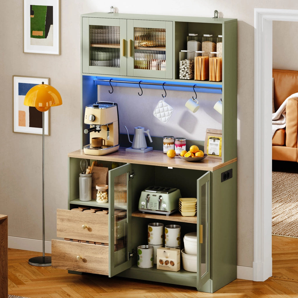 Credenza alta da cucina 110×40×178 cm con vetrina in vetro temperato, LED RGB, prese USB e ripiani regolabili, verde anticato