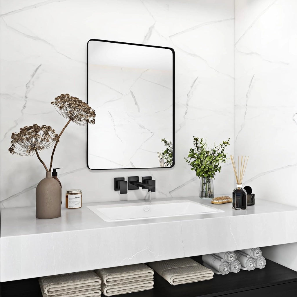 Specchio da Parete 76,5 x 56 cm, Specchio da Bagno Rettangolare con Pellicola Antigraffio, Cornice in Metallo Antiruggine, Ideale per Bagno Soggiorno Ingresso, IP44